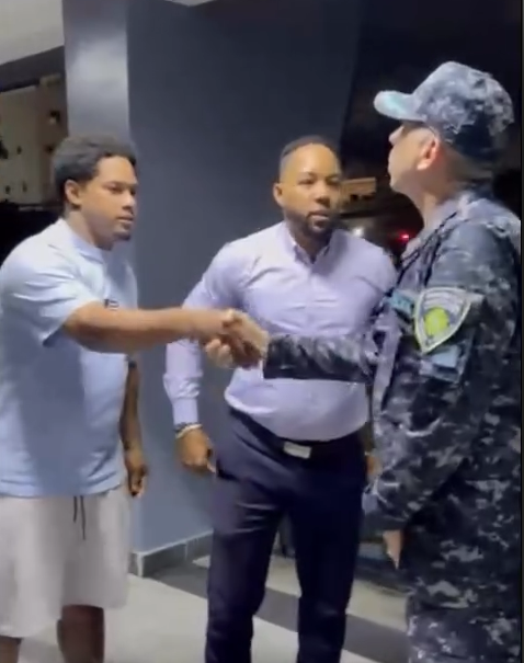 Edwin Ezequiel Encarnación se entrega a las autoridades tras denuncia por presunto despojo de pertenencia en Villa Mella