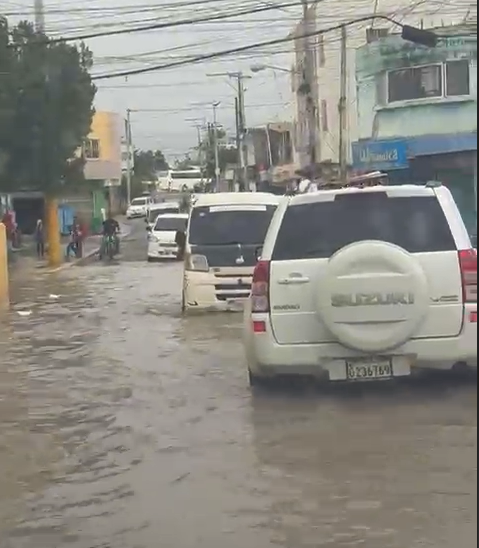 Residentes de Villa Tropicales en Santo Domingo Este denuncian inundaciones y deterioro de sus vías