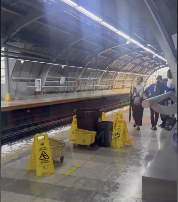 Ciudadanos reportan filtraciones de agua en la estación Gregorio Luperón del Metro de Santo Domingo