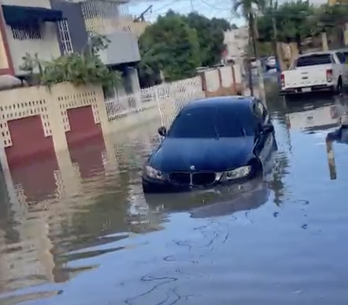 Residentes de Herrera denuncian inundaciones persistentes en la calle Los Profesionales