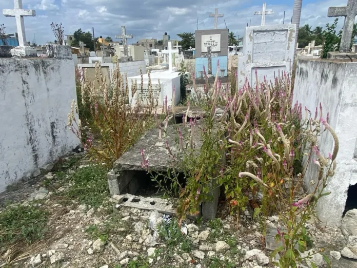 Familiares denuncian estado de abandono y acumulación de desechos en cementerio de San Francisco de Macorís
