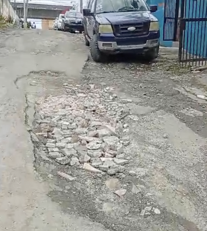 Reportan calle en pésimo estado en la entrada de Casa Vieja, Villa Mella