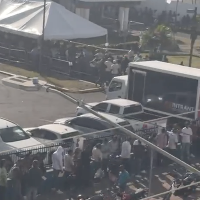 Usuarios denuncian largas filas y gastos adicionales en emisión de nueva licencia del INTRANT