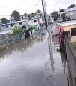 Residentes de El Almirante denuncian inundaciones tras asfaltado que selló los filtrantes