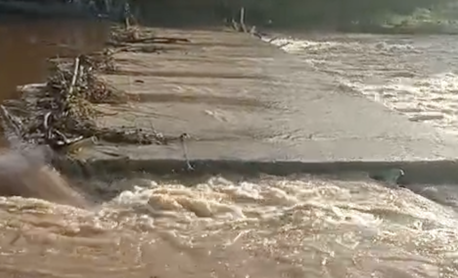 Desbordamiento del río Ozama destruye puente entre Yamasá y Don Juan