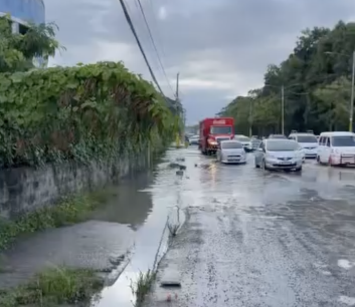 Inundaciones y caos en la avenida Charles de Gaulle
