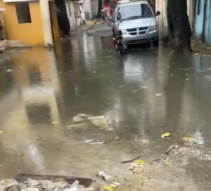 Denuncian acumulación de agua por mal estado de la vía en Los Mina