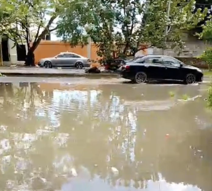 Denuncian deterioro vial y acumulación de agua en la calle Eduardo Brito de Los Mameyes