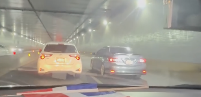 Vehículos circulan a muy baja velocidad y obstruyen el tránsito en el túnel de la 27 de Febrero