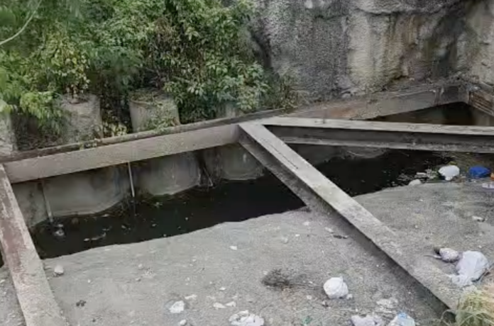 Denuncian «piscina» frente a estación del Metro en el Barrio Enriquillo
