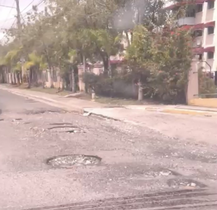 Residentes de la Jacobo Majluta solicitan intervención urgente de la Alcaldía de SDN por deterioro de vía