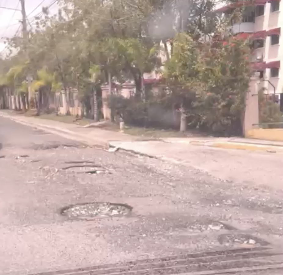 Residentes de la Jacobo Majluta solicitan intervención urgente de la Alcaldía de SDN por deterioro de vía