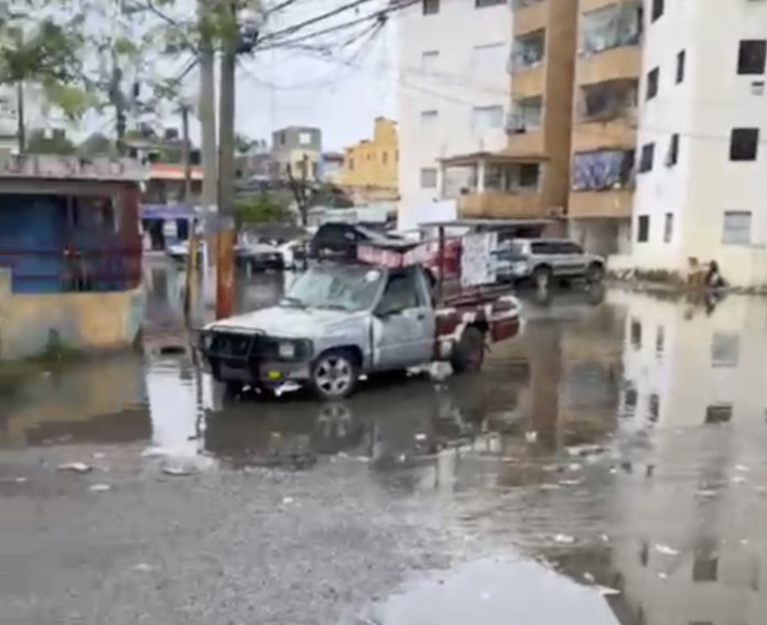 Residentes de Los Mameyes denuncian crisis por drenaje colapsado desde hace más de cuatro años