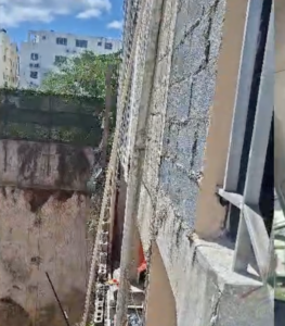 Colapso de pared en construcción de la Rómulo Betancourt genera pánico entre residentes