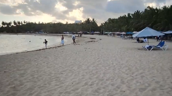Denuncian acoso y abuso de vendedores en playa Juan Dolio