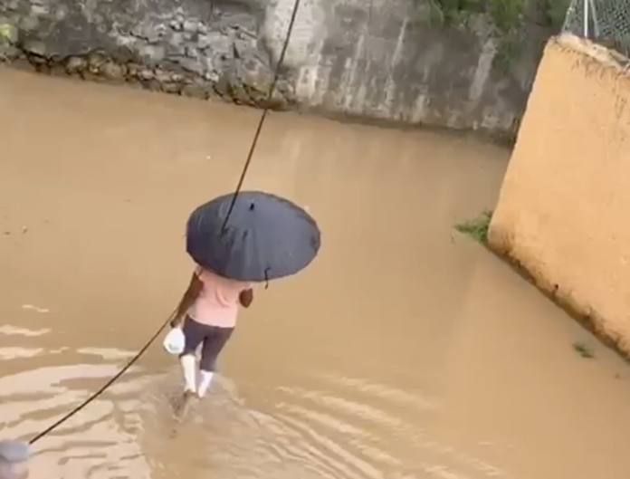 Laguna artificial en sector Nancy Nadesha: el olvido del MOPC en la Autopista San Isidro