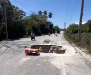 Nuevo socavón en El Cachón pone en peligro a conductores en la provincia de Barahona