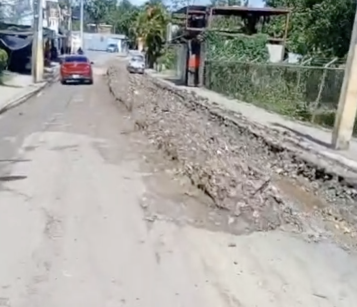 Caos en la Carretera La Isabela: obra abandonada con zanja abierta detiene el tránsito