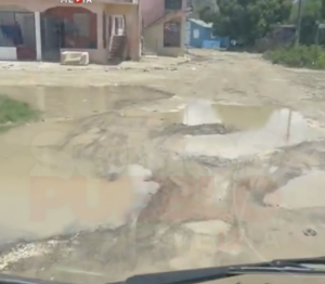 El Golfo de San Pedro: niños caminan entre lodo para llegar a la escuela