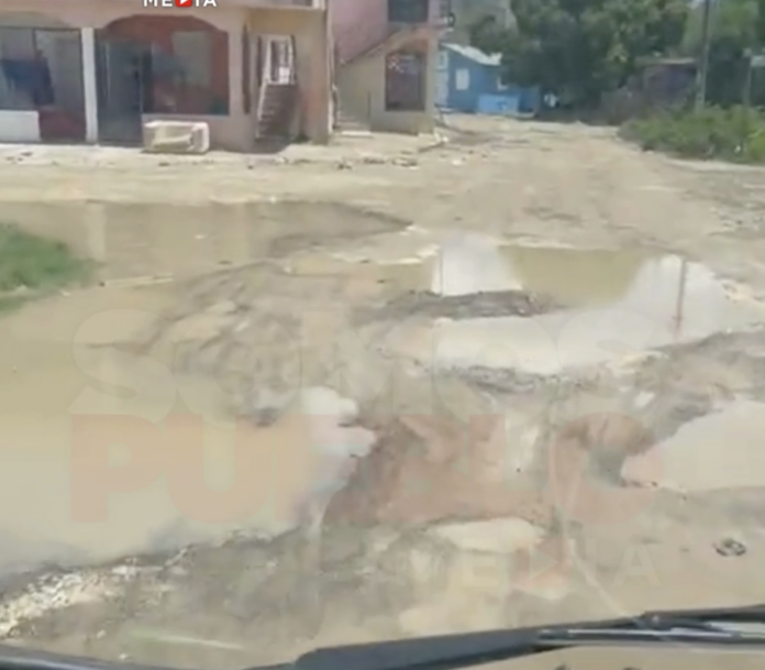 El Golfo de San Pedro: niños caminan entre lodo para llegar a la escuela