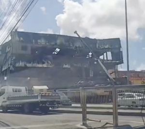 Tras denuncias de peligro de colapso, inician trabajos en antigua tienda LR de Villa Mella