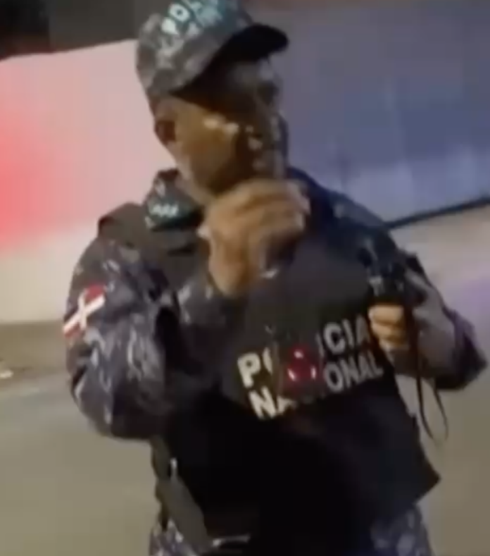 «Recójanse o los encañonan»: agentes obligan a ciudadanos a entrar a sus casas