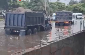 Inundaciones en la Autopista 30 de Mayo impiden acceso al Residencial Mar Caribe