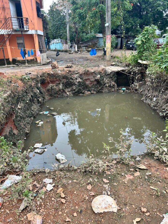 Denuncian foco de contaminación y riesgo vial por excavación inconclusa en entrada de Ralma, Villa Faro