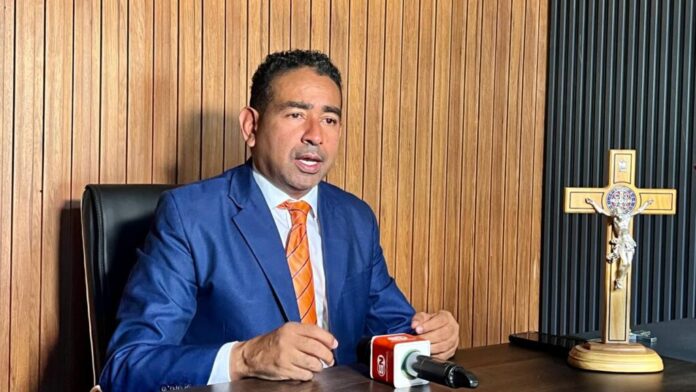 Detenido el comunicador Nelson Gutiérrez: Tribunal le impone fianza de RD$500,000 por presunta difamación contra exdirector de la Policía