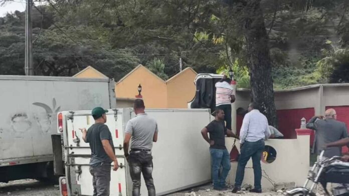 Accidente en Hato Mayor: Vehículo se estrella contra pared de cabaña «Reina Mía» dejando un herido