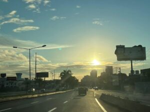 Pronostican menos lluvias y temperaturas más calurosas este viernes