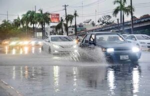 Frente frío y vaguada incrementarán lluvias; COE mantiene seis provincias en alerta verde