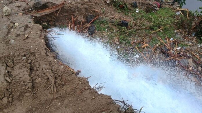 Rotura de tubería provoca desperdicio de miles de galones de agua en Manoguayabo