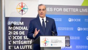 Luis Abinader presenta en París su plan anticorrupción basado en cuatro pilares clave