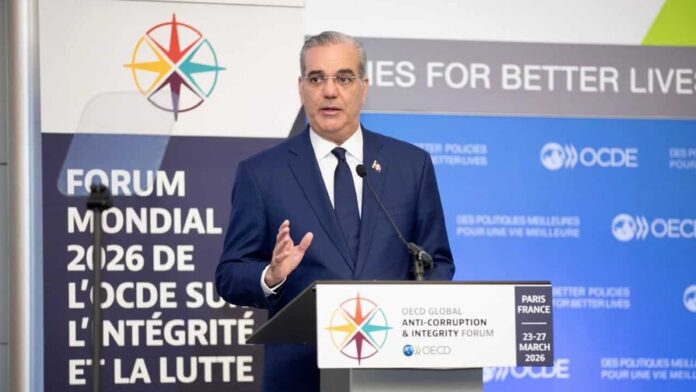 Luis Abinader presenta en París su plan anticorrupción basado en cuatro pilares clave