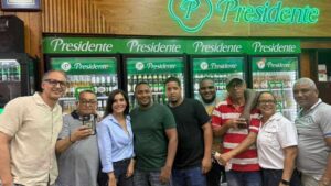 Embajadora de EE. UU. Leah F. Campos disfruta un viernes 