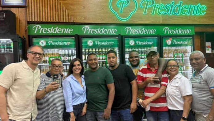 Embajadora de EE. UU. Leah F. Campos disfruta un viernes «a modo dominicano» en colmado de Don Bosco