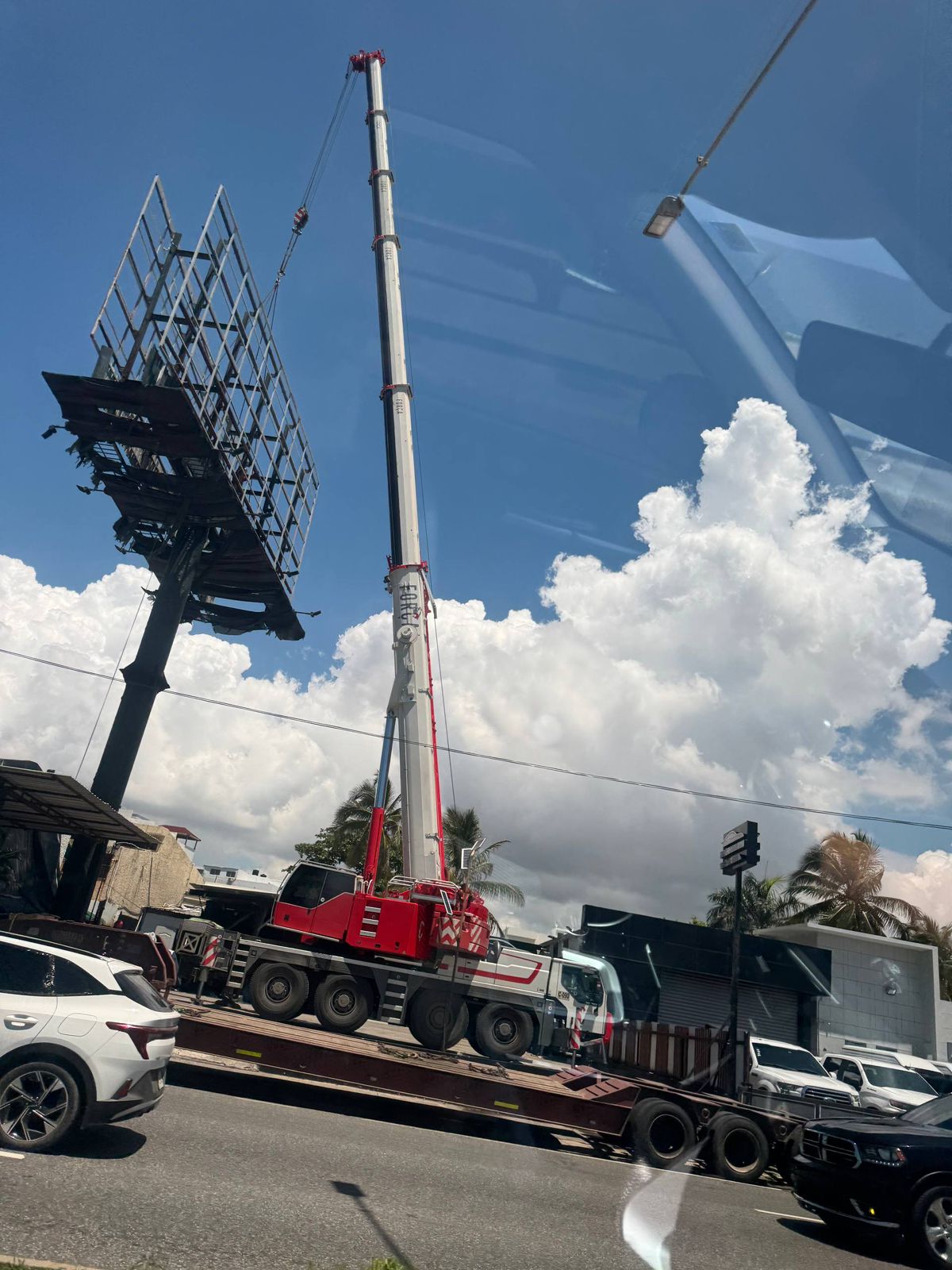 Tras denuncia de Somos Pueblo la empresa Colorín retira valla en mal estado