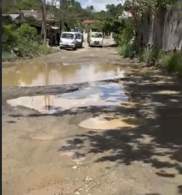 Residentes de comunidades en La Vega denuncian el mal estado de su carretera principal