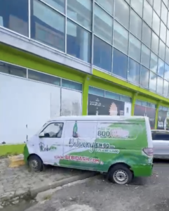 Ciudadanos denuncian ocupación de aceras y espacios públicos en la autopista San Isidro