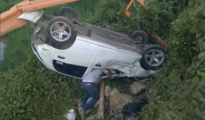 Comunitarios advierten sobre peligro en puente de Hacienda Estrella previo a incidente vehicular