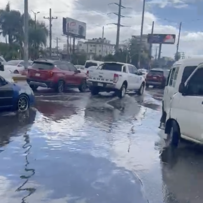 Residentes denuncian hoyo peligroso e inundaciones frente a Megacentro en la avenida San Vicente de Paúl