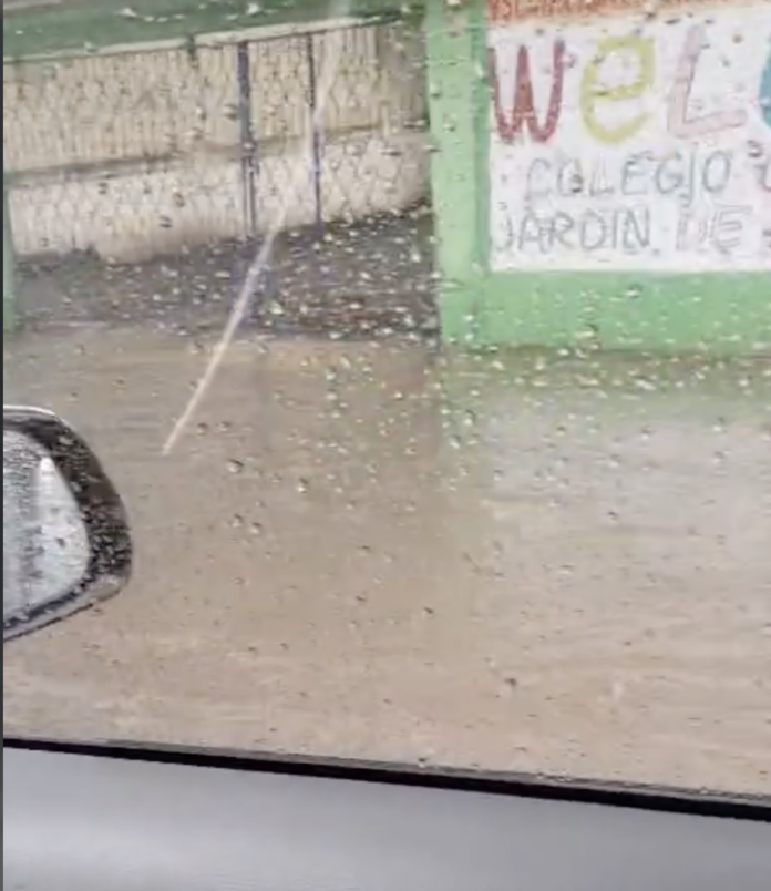 Ciudadanos reportan congestionamiento vehicular por acumulación de agua en la avenida República de Colombia