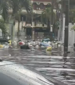 Residentes de Los Jardines del Sur denuncian inundaciones y deficiencias en la recogida de basura