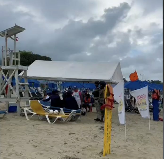 Reportan flujo tímido de visitantes y bandera roja en playas de la costa norte por fuerte oleaje
