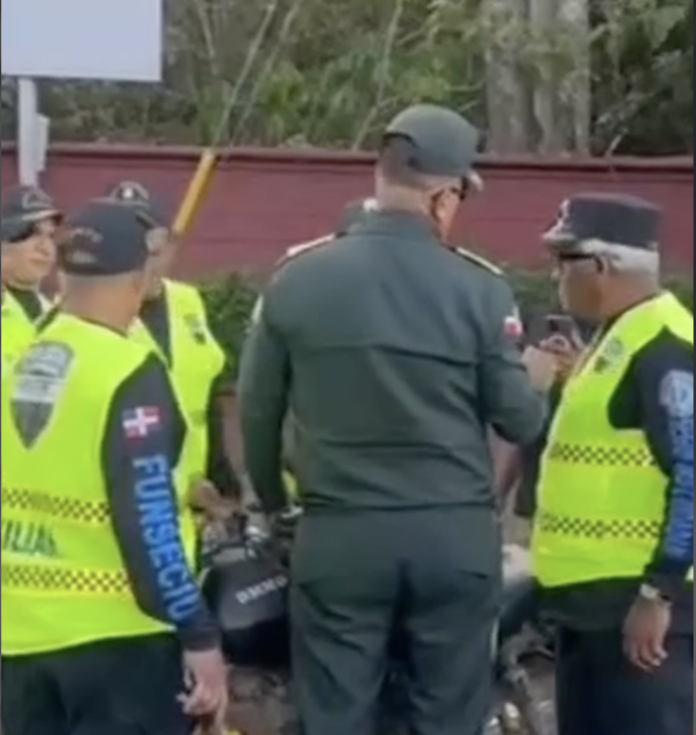 Registran fuerte discusión en San Francisco de Macorís tras retención de motocicleta de auxiliar de la Digesett
