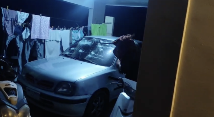 Hombre asegura Fiscalía de Nagua no da curso a denuncia; muestra video de su expareja dentro de su casa rompiendo vehículo