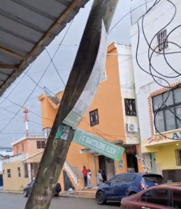 Denuncian peligro por poste del tendido telefónico afectado en el sector El Almirante