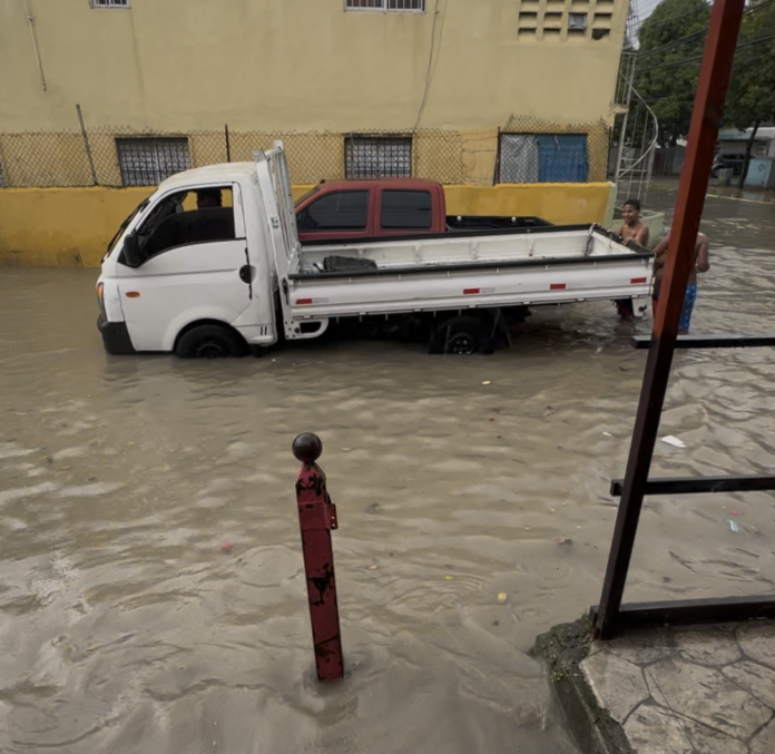 Residentes del sector El Perla denuncian formación de «piscinas naturales» por falta de drenaje y asfalto