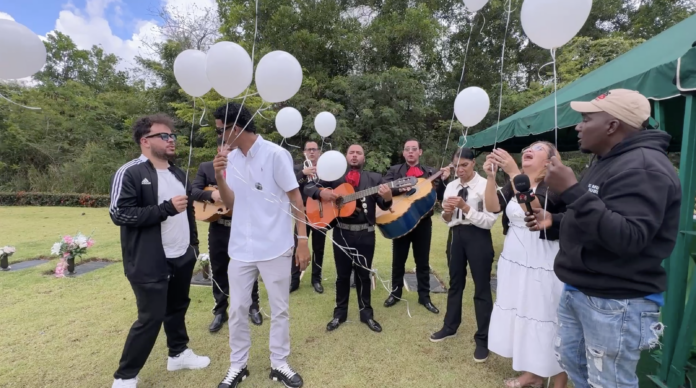 Familiares de Nelffisis Sánchez Brea rinden homenaje con música en el cementerio y el lugar de la tragedia